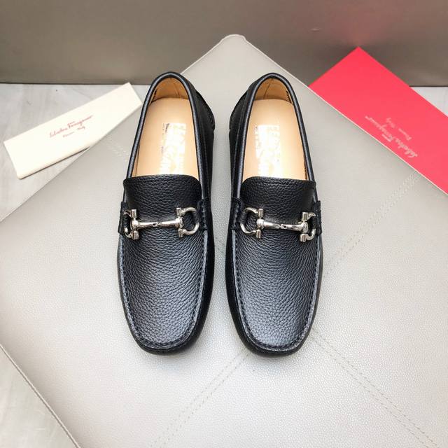 商品商标: Ferragamo 菲拉格慕 正码码数:38-44 45定做 商品材料: F家 男士豆豆鞋 2024官网同步 市场顶级版本 牛皮粒纹 杏色牛里 原版